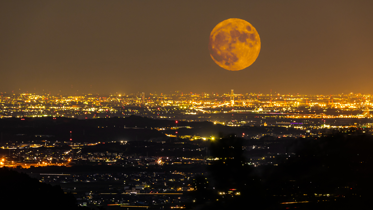 full-moon-city-lights